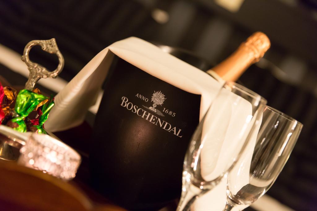 Hotel Restaurant Stad Munster 빈터스빅 외부 사진 A bottle of champagne